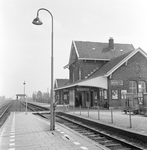153035 Gezicht op de perronzijde van het N.S.-station Beesd te Beesd.